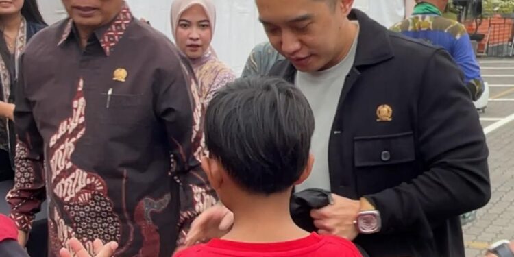 Gelaran wayang kulit meruwat Jatim merawat Indonesia diawali dengan pembagian seribu sembako pada masyarakat