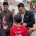 Gelaran wayang kulit meruwat Jatim merawat Indonesia diawali dengan pembagian seribu sembako pada masyarakat