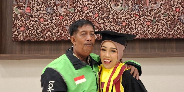 Perjuangan driver Ojol kuliahkan anak hingga jadi sarjana di UMAHA