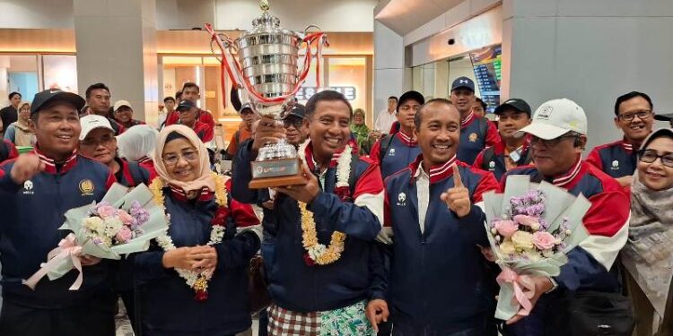 Kontingen UNESA juara umum LPTK Cup 2025, disambut meriah di Juanda