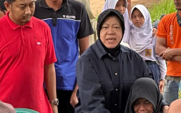 Ikut tangani korban longsor Cilacap, Risma ingatkan warga bahaya longsor susulan