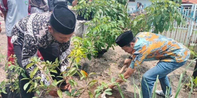 Ketua Komisi A DPRD Jatim ajak warga Sidoarjo tanam pohon untuk ciptakan lingkungan sejuk nyaman dan asri