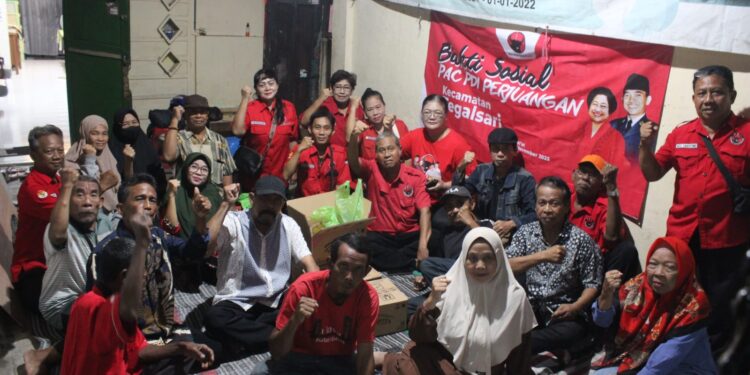Dekatkan diri ke warga, PDIP Tegalsari salurkan bantuan sembako