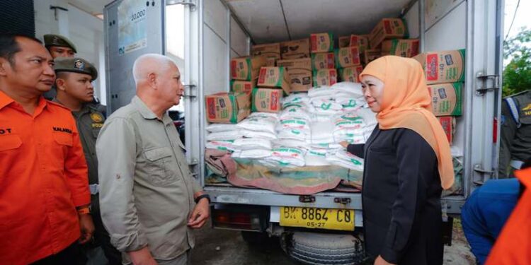 Serahkan bantuan senilai 5 Miliar untuk korban bencana Sumatera, Khofifah: Wujud gotong royong dan solidaritas masyarakat Jawa Timur