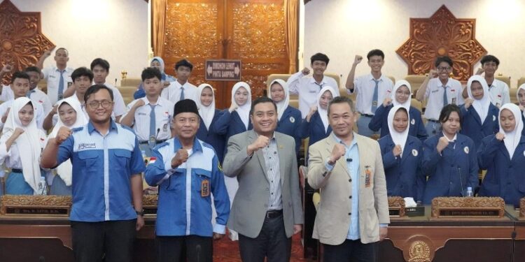 Terima kunjungan siswa SMK di DPRD Jatim, Puguh: Ini proses membangun kualitas demokrasi di masa depan