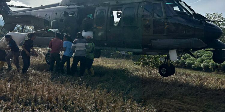 Heli TNI AU terus jangkau wilayah terisolasi Aceh, salurkan bantuan pangan