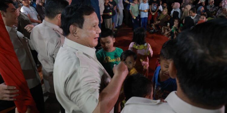 Di tenda pengungsian Batu Hula, Prabowo rayakan Tahun Baru bersama anak-anak korban bencana