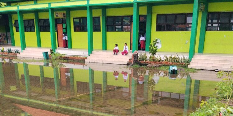 Genangan ganggu hari pertama sekolah, SDN Ujung V Surabaya meniadakan upacara bendera