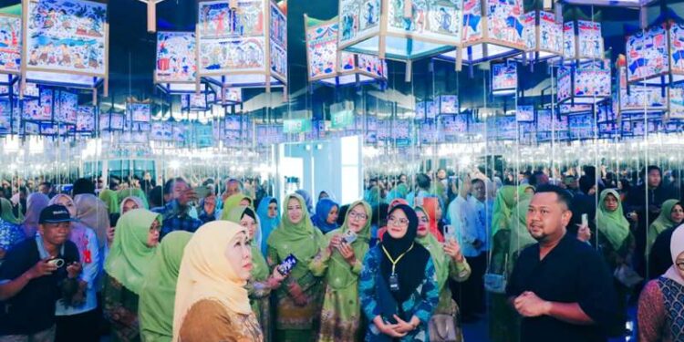 Bersama keluarga, Gubernur Khofifah kunjungi Gresik Universal Science (GUS), jelajahi pusat literasi digital edukatif religius