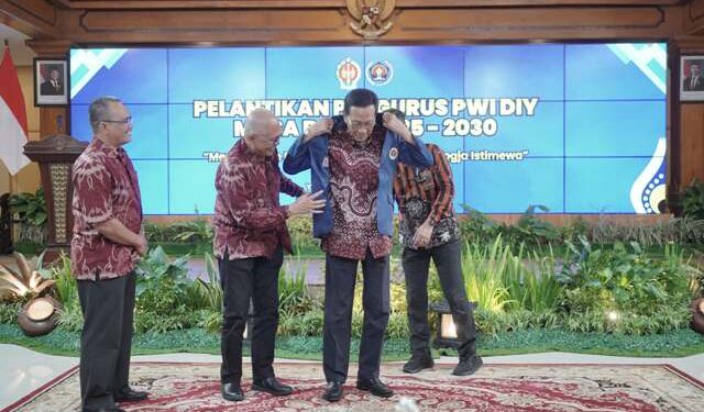 PWI Pusat Anugerahkan Anggota Kehormatan kepada Sultan HB X