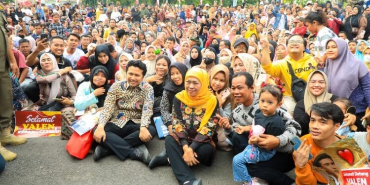 Bersama masyarakat, Khofifah-Emil Dardak sambut Valen Sang Juara D’Academy7 di Grahadi