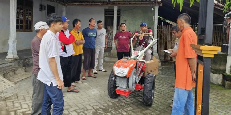 Peduli pertanian, anggota DPRD Jatim ini serahkan bantuan hentraktor untuk petani Ponorogo