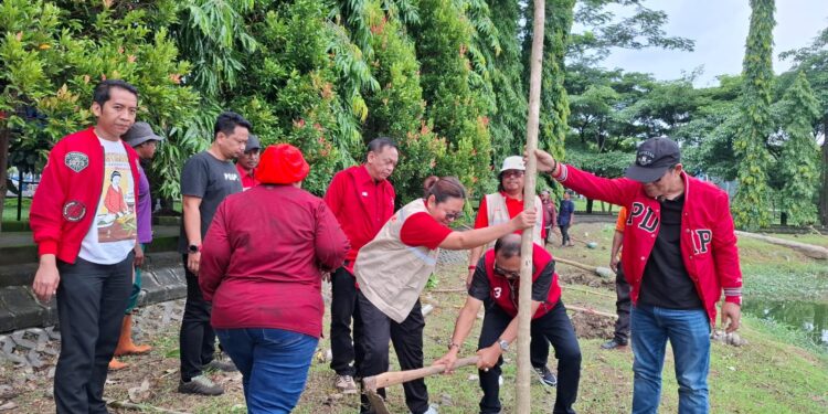 Peringati HUT Megawati ke-79, PDI Perjuangan Surabaya Aksi Merawat Pertiwi di Waduk Tirta Adhyaksa