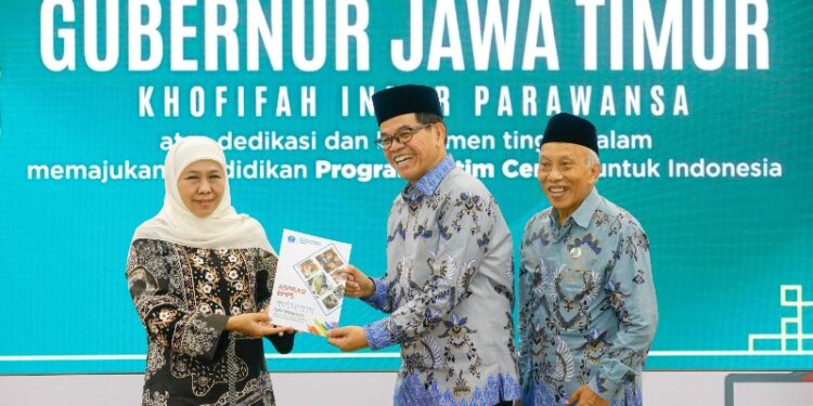Komitmen tingkatkan kualitas pendidikan lewat Jatim Cerdas, Khofifah terima penghargaan dari Badan Musyawarah Perguruan Swasta