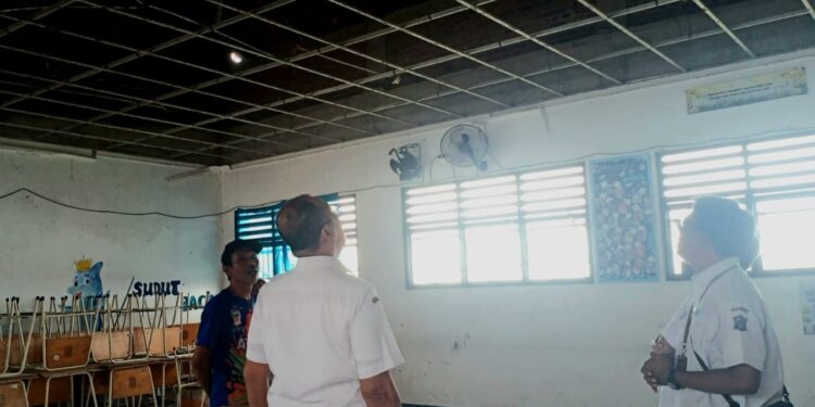 Plafon kelas SMPN 60 Surabaya runtuh akibat angin kencang