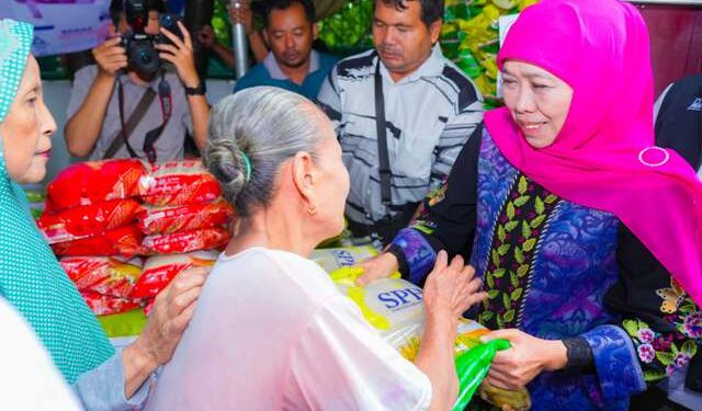 Pasar murah di Jemursari di serbu ratusan warga, Gubernur Khofifah pastikan harga terkendali dan daya beli masyarakat terjaga