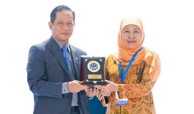 Gubernur Khofifah raih penghargaan Pembina Terbaik Pengelolaan Sampah Tahun 2026 dari Menteri Lingkungan Hidup RI