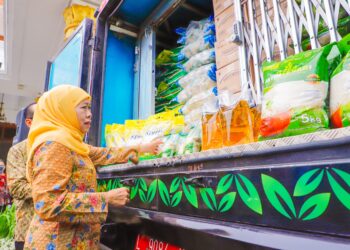 Berangkatkan Truk Epik Mobile, Gubernur Khofifah: Sasar 15 Kota/Kabupaten untuk kendalikan inflasi Jatim