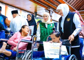 Salurkan Bansos Rp5  Miliar lebih di Mojokerto, Khofifah: Optimis percepat pengentasan Kemiskinan dan kurangi ketimpangan sosial