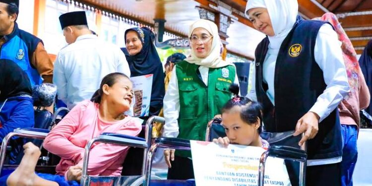 Salurkan Bansos Rp5  Miliar lebih di Mojokerto, Khofifah: Optimis percepat pengentasan Kemiskinan dan kurangi ketimpangan sosial