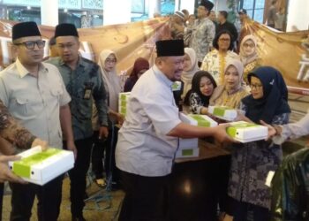 Diguyur hujan, warga tetap antusias serbu 1.500 takjil yang dibagikan Sekretariat DPRD Jatim