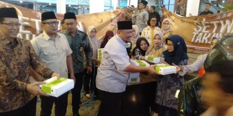 Diguyur hujan, warga tetap antusias serbu 1.500 takjil yang dibagikan Sekretariat DPRD Jatim