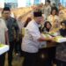 Diguyur hujan, warga tetap antusias serbu 1.500 takjil yang dibagikan Sekretariat DPRD Jatim