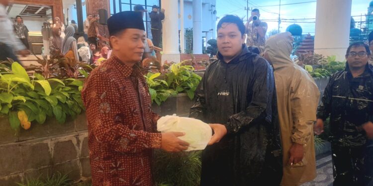 Seketariat DPRD Jatim berbagi 1.500 takjil, Rasiyo: Wujud penguatan empati dan solidaritas sosial