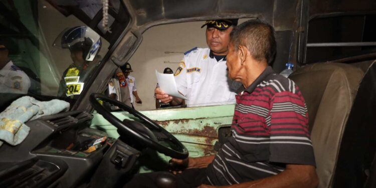 Puluhan Angkutan Umum di Surabaya Terjaring Razia tak Layak Jalan