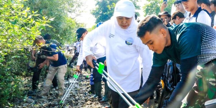 Pimpin aksi kurve sampah pantai, Gubernur Khofifah gerakkan semua lini wujudkan wisata yang bersih dan asri