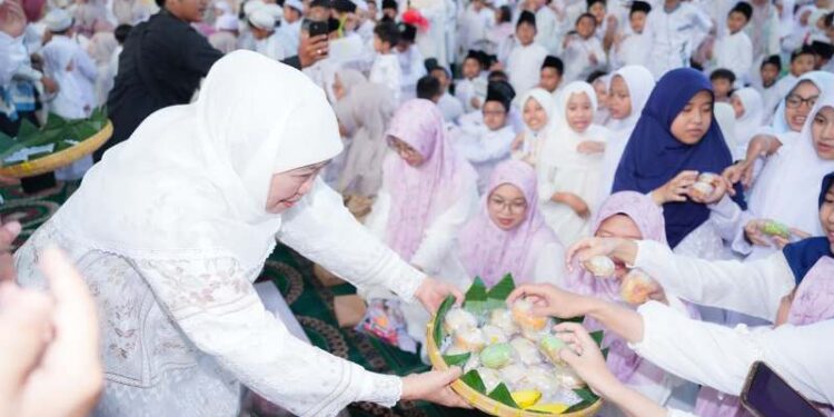 Sambut Ramadhan, Gubernur Khofifah ajak perkuat kesalehan sosial lewat tradisi Megengan di Masjid Al Akbar Surabaya