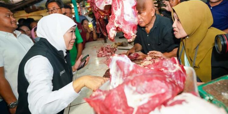 Blusukan di pasar Dukuh Kupang, Khofifah pastikan stok bahan pokok aman