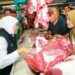 Blusukan di pasar Dukuh Kupang, Khofifah pastikan stok bahan pokok aman