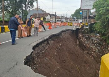 Lihat kondisi Jembatan Sentong yang ambles, Komisi D DPRD Jatim pastikan penanganan cepat apalagi menjelang lebaran