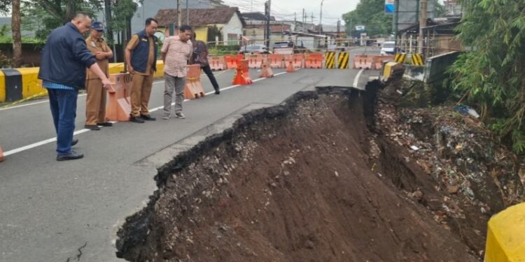 Lihat kondisi Jembatan Sentong yang ambles, Komisi D DPRD Jatim pastikan penanganan cepat apalagi menjelang lebaran