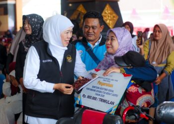 Perkuat Perlindungan sosial dan kemandirian ekonomi masyarakat tuban, Gubernur Khofifah salurkan bantuan 8,35 Miliar
