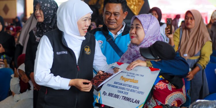 Perkuat Perlindungan sosial dan kemandirian ekonomi masyarakat tuban, Gubernur Khofifah salurkan bantuan 8,35 Miliar
