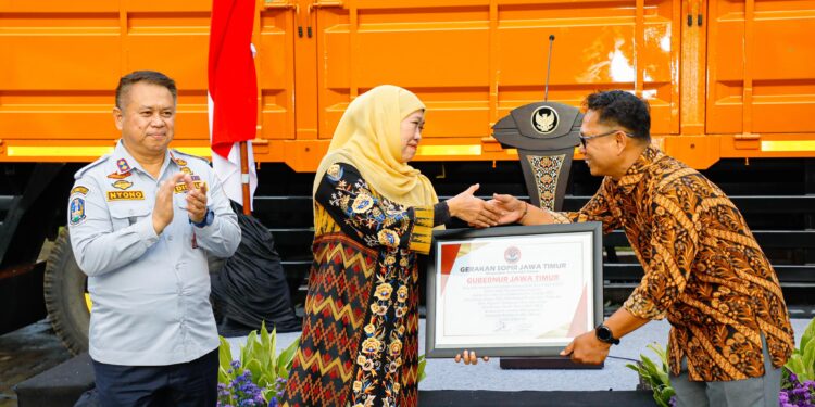 Percepat terwujudnya Zero ODOL 2027 di Jatim, Gubernur Khofifah serahkan truk hasil normalisasi dimensi