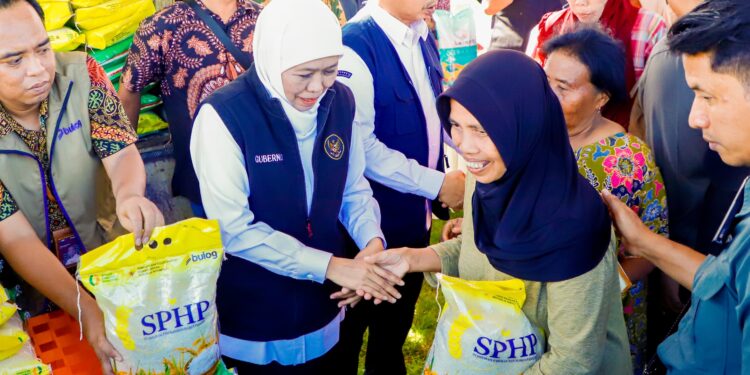 Gelar Pasar Murah di Madiun, Gubernur Khofifah pastikan harga terkendali dan stok aman