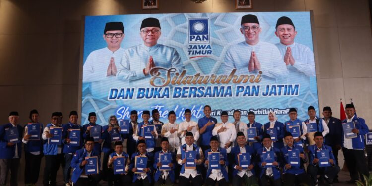 Gelar buka puasa bersama, DPW PAN Jatim serahkan SK kepengurusan 27 DPD PAN Kota-Kabupaten
