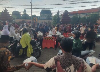 DPRD Jatim melalui Sekretariat DPRD kembali bagikan 1.500 nasi kotak takjil untuk warga Surabaya