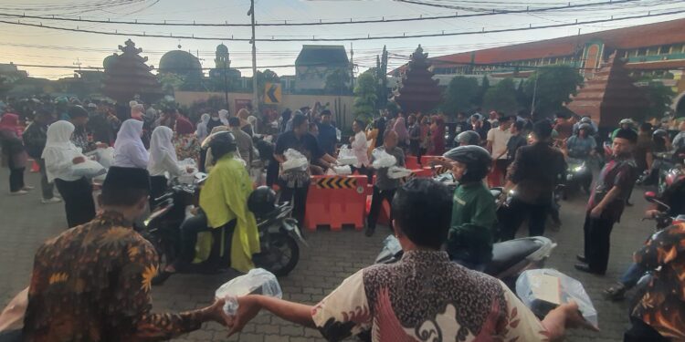 DPRD Jatim melalui Sekretariat DPRD kembali bagikan 1.500 nasi kotak takjil untuk warga Surabaya