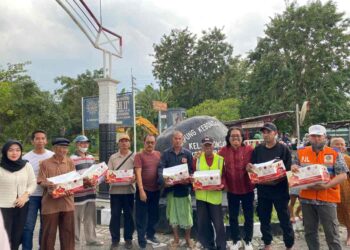 PDIP Surabaya Salurkan MBG Lebaran untuk Relawan Penjaga Perlintasan Kereta Api