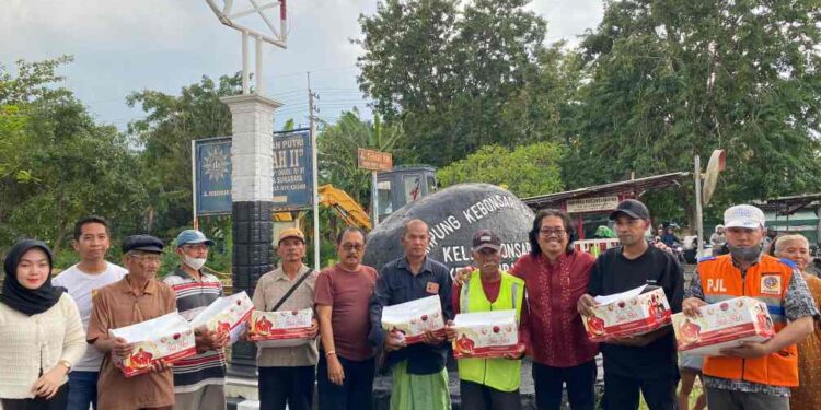 PDIP Surabaya Salurkan MBG Lebaran untuk Relawan Penjaga Perlintasan Kereta Api