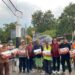 PDIP Surabaya Salurkan MBG Lebaran untuk Relawan Penjaga Perlintasan Kereta Api