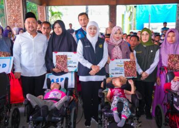 Gubernur Khofifah salurkan bantuan dan tali asih Rp7,6 Miliar untuk bantalan sosial dan ekonomi masyarakat Gresik