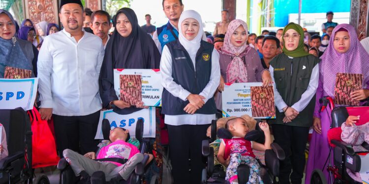 Gubernur Khofifah salurkan bantuan dan tali asih Rp7,6 Miliar untuk bantalan sosial dan ekonomi masyarakat Gresik