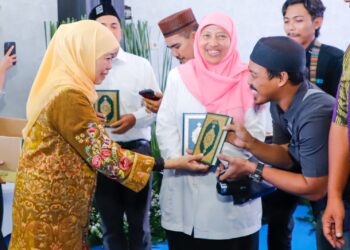 Gubernur Khofifah bagikan Mushaf Madinah hadiah Raja Salman sepanjang gelaran sapa bansos di Bulan Ramadan