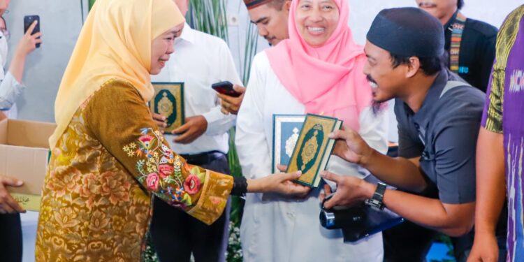 Gubernur Khofifah bagikan Mushaf Madinah hadiah Raja Salman sepanjang gelaran sapa bansos di Bulan Ramadan
