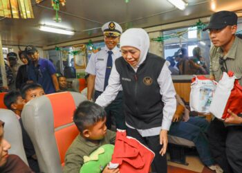 Gubernur Khofifah berangkatkan warga mudik-balik gratis dari pelabuhan Jangkar menuju Raas dan Sapudi Sumenep